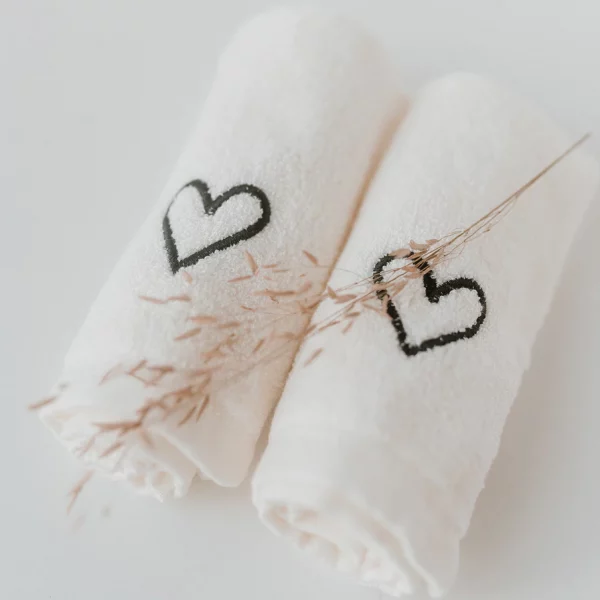 Lavette en viscose de bambou ornée d'un coeur