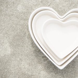 Trio plats en grès blanc cassé en forme de coeur