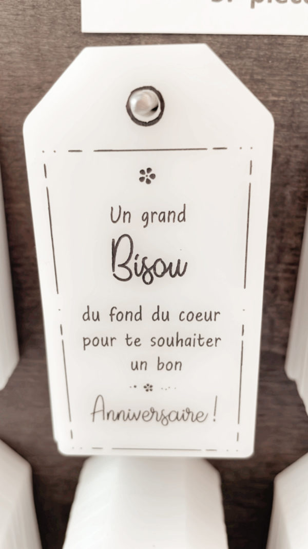 Plaquette - étiquette en plexi blanc "Un grand bisou du fond du coeur pour te souhaiter un bon anniversaire "