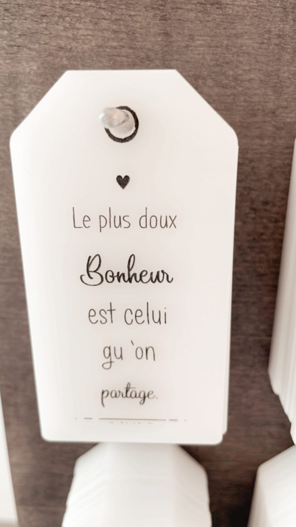 Plaquette - étiquette en plexi blanc "Le plus doux bonheur est celui qu'on partage"