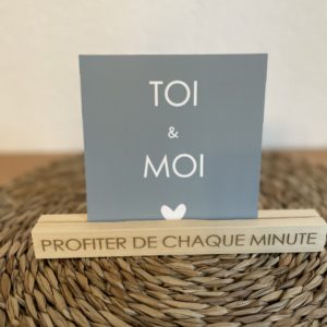 Socle en bois pour photo ''Profiter de chaque minute'' en majuscule - 20 cm