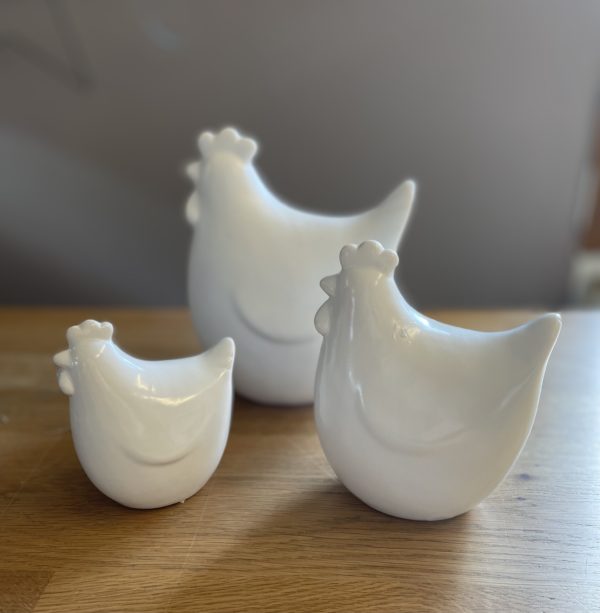 Poule blanche en porcelaine