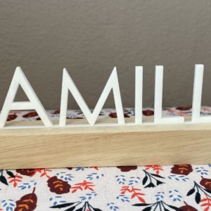 Mot en plexi ''Famille'' sur socle en bois