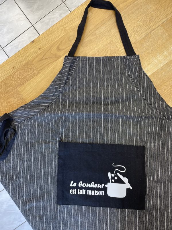 Tablier à bavette ''Le bonheur est fait maison'' – Image 2
