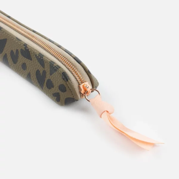 Trousse verte kaki avec cœurs noirs – Image 2