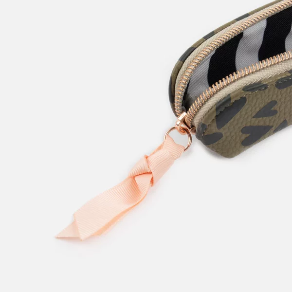 Trousse verte kaki avec cœurs noirs – Image 3