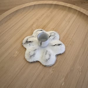 Bougeoir Fleur en métal blanc cérusé
