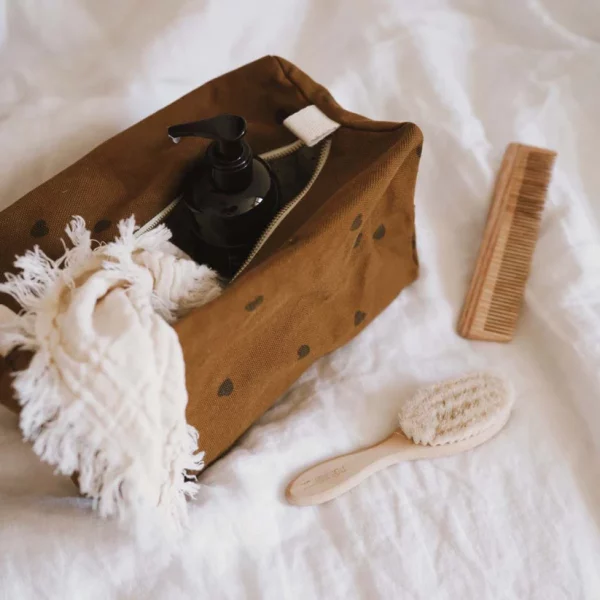 Trousse coloris cumin avec coeurs noirs – Image 3