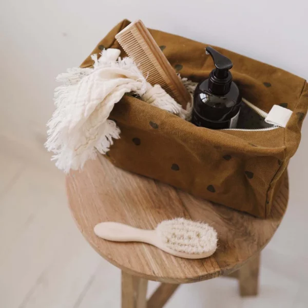 Trousse coloris cumin avec coeurs noirs – Image 2