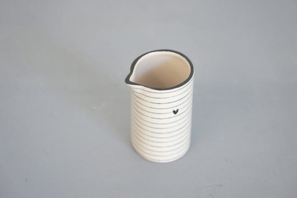Petit pot - crémier, ligné avec coeur gris – Image 2