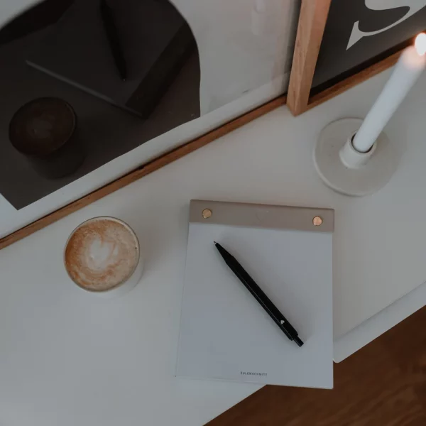 Stylo noir avec coeur blanc – Image 2