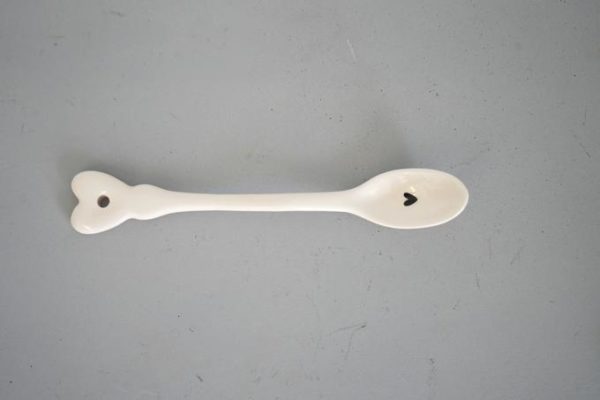Cuillère en porcelaine avec cœur noir