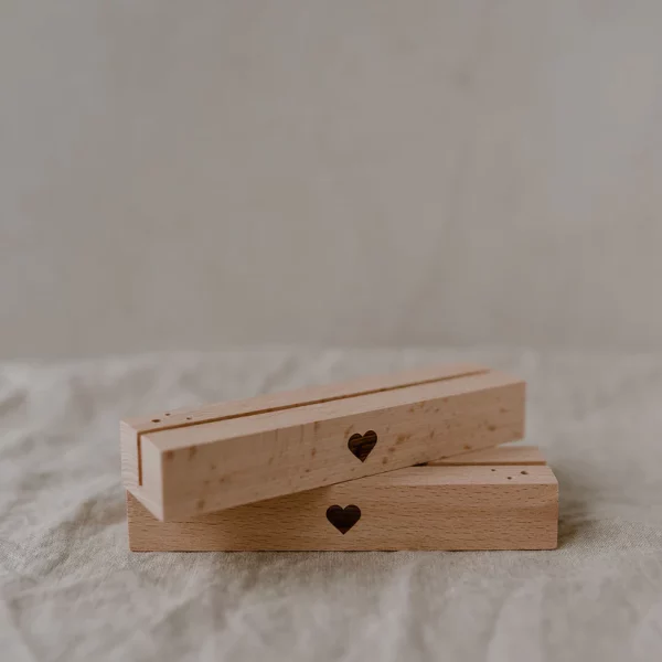 Socle en bois - 12 cm avec 3 trous pour fleurs  "coeur" – Image 3