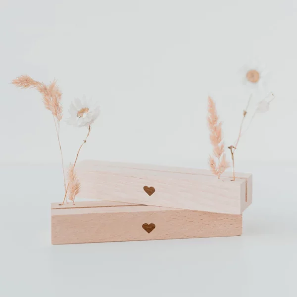 Socle en bois avec coeur 15 cm et 3 trous pour fleurs