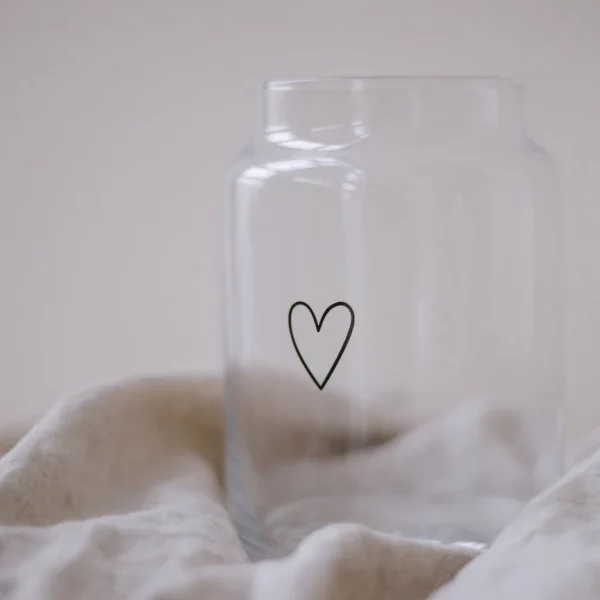 Vase en verre avec coeur noir – Image 4