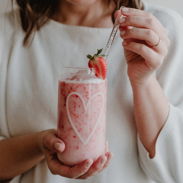 Verre haut pour boisson avec coeur blanc – Image 2