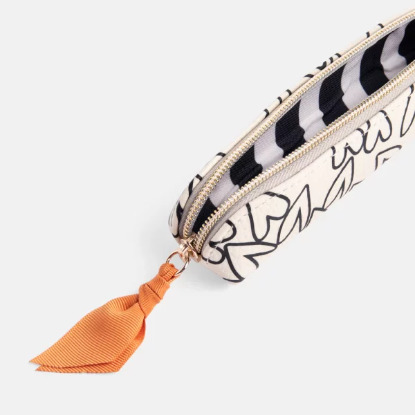 Trousse blanche avec coeurs noirs – Image 4