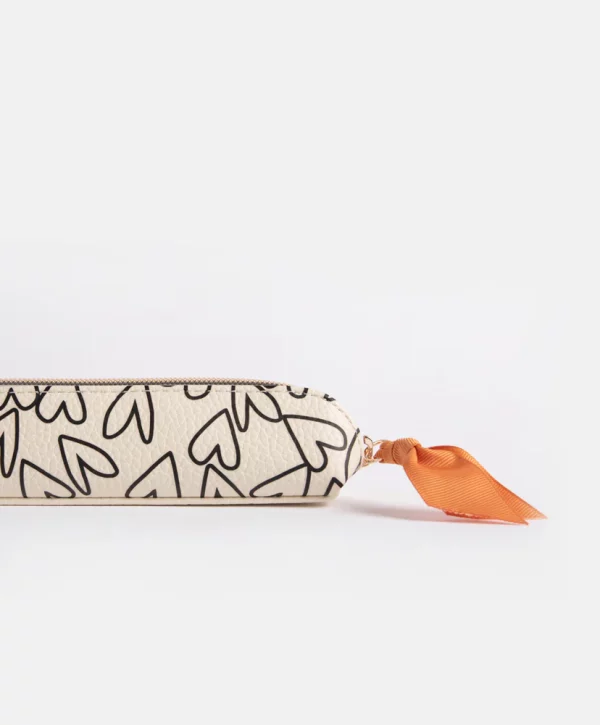 Trousse blanche avec coeurs noirs – Image 3