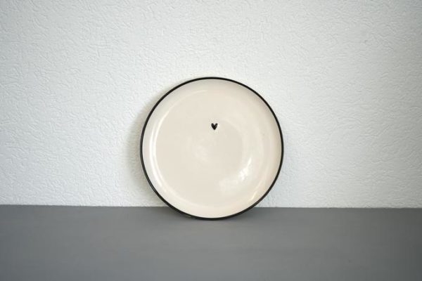 Grande assiette blanche avec coeurs et bordures noirs