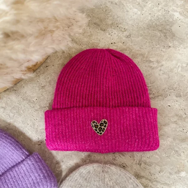 Bonnet rose chiné coeur brodé léopard