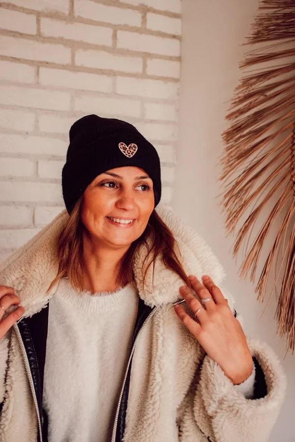 Bonnet noir coeur brodé léopard – Image 4