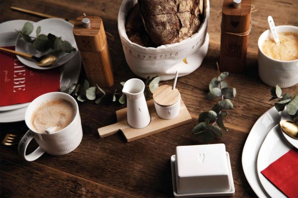 Crémier + sucrier en porcelaine blanc mat sur plateau en bois – Image 3