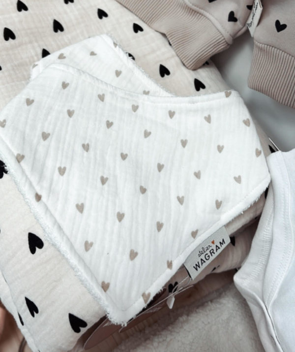 Bavoir en gaze de coton blanc avec petits coeurs