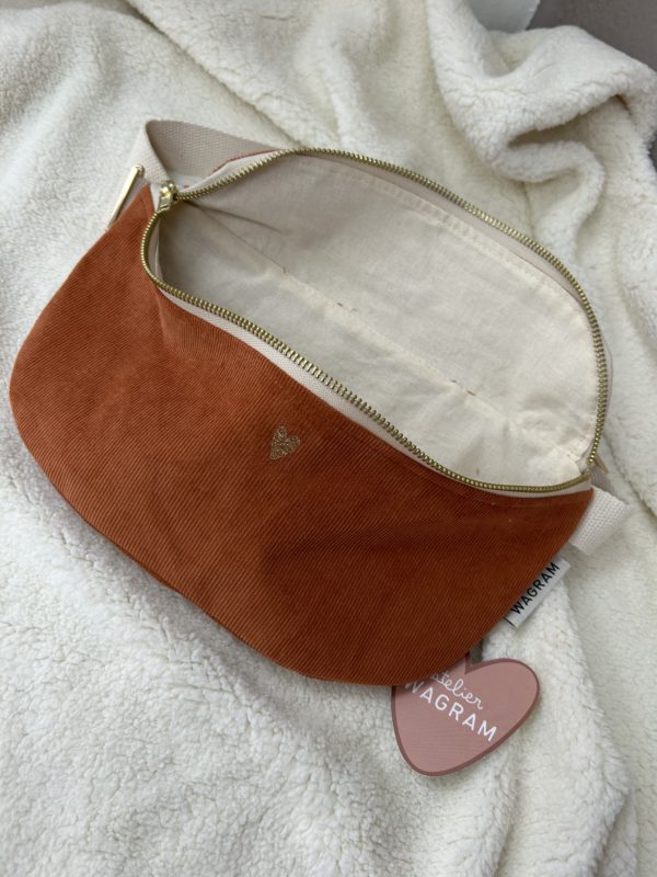 Sac banane ENFANT velours cotelé brique avec petit coeur doré – Image 3