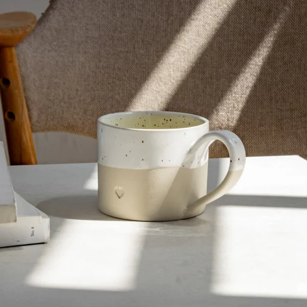 Tasse en grès coeur avec anse – Image 2