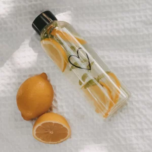 Bouteille/gourde en verre avec cœur noir