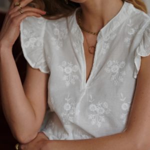 Top blanc à manches courtes avec broderie