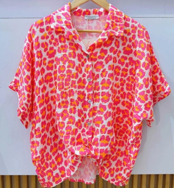 Chemise manches courtes léopard tons fuchsia