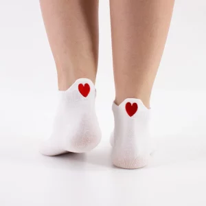 Socquettes blanches avec coeur rouge brodé