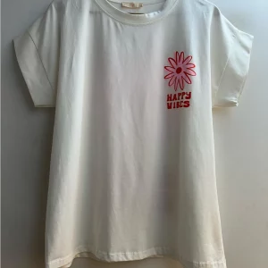 T-shirt imprimé HAPPY VIBES avec fleurs