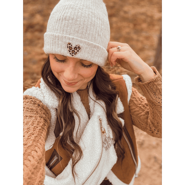 Bonnet beige coeur brodé léopard – Image 5