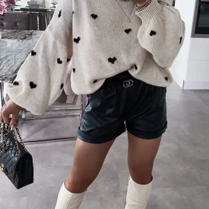 Pull en maille avec coeurs noirs