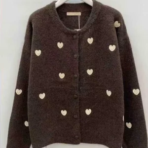 Gilet chocolat longues manches avec coeurs beiges