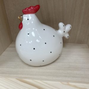Poule en porcelaine à points noirs et crête rouge