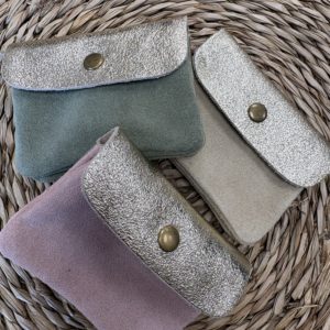 Petit porte-monnaies en cuir retourné coloré avec rabat et arrière doré