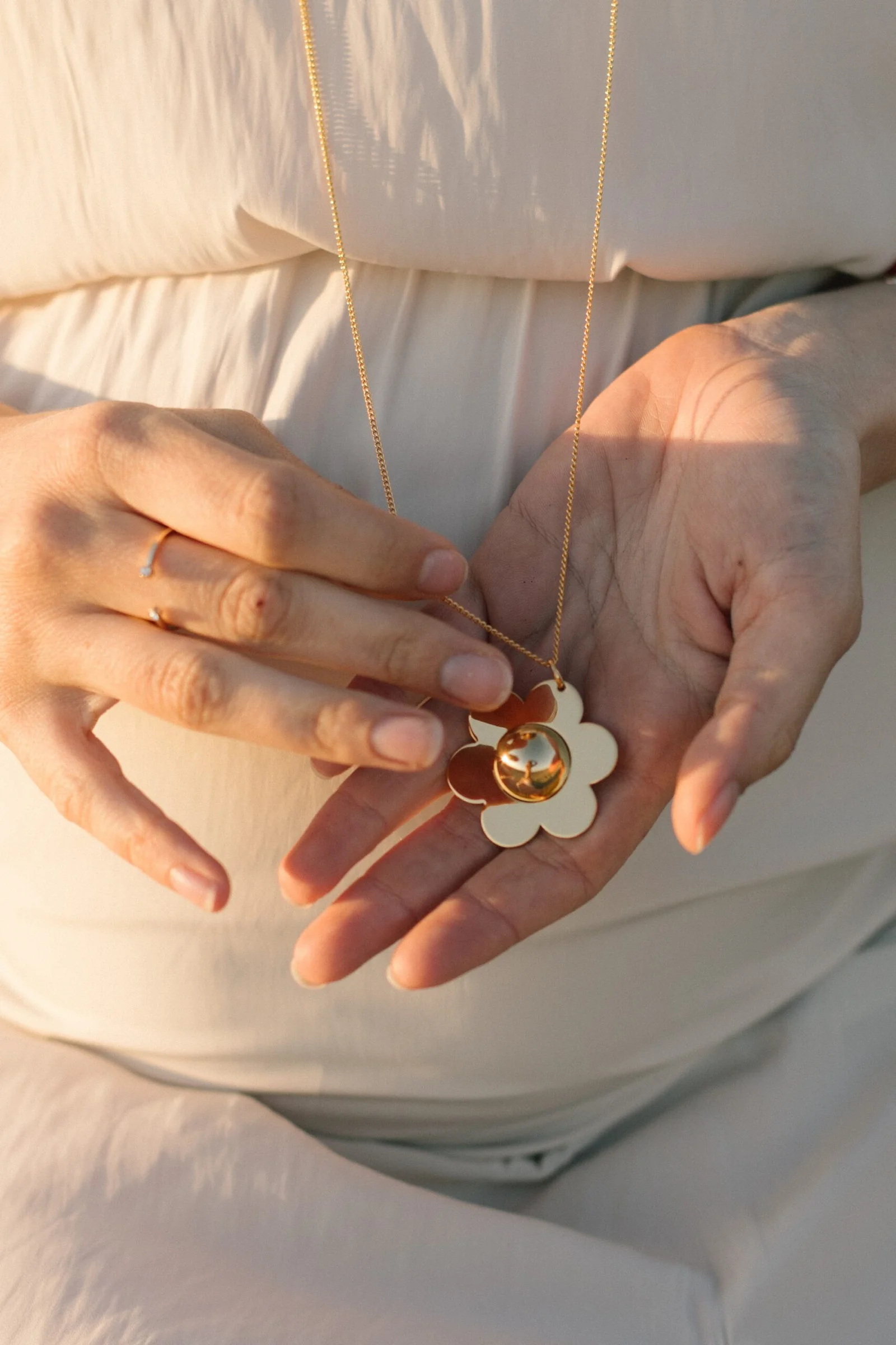 Bola de grossesse PAQUERETTE or cordon de soie torsadé blush – Image 2