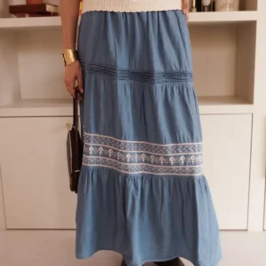 Jupe longue Azoria denim fluide brodé.