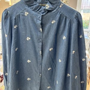 Chemise en jean avec broderie fleurs blanches taille L