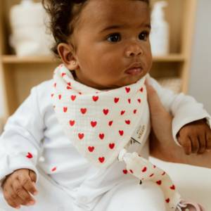 Bavoir en gaze de coton avec coeurs rouges