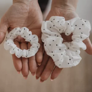 Duo de chouchous blanc avec coeurs noirs