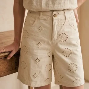 Short bermuda en jean broderies fleurs beige