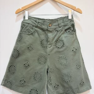Short bermuda en jean broderies fleurs kaki