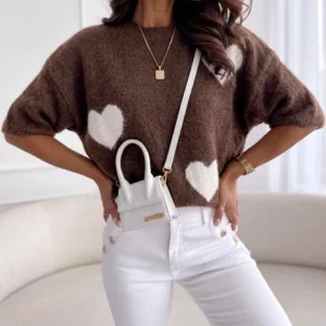 Pull en laine brun coeurs blancs