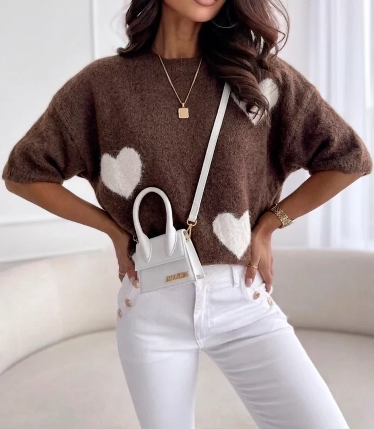 Pull en laine brun coeurs blancs