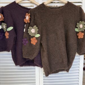 Pull en tricot manches courtes avec fleurs